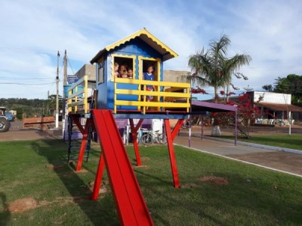 MONTAGEM DO PARQUINHO NA PRAÇA MUNICIPAL DE PARECIS