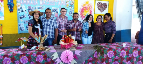 ESCOLA MUNICIPAL JOSÉ CESTARI DE PARECIS/RO REALIZA FESTA JUNINA COM OS ALUNOS.