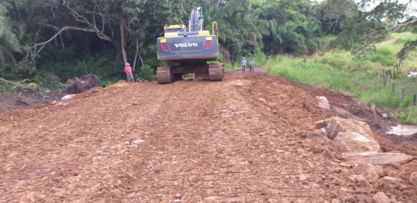 SECRETARIA DE OBRAS CONTINA ATENDENDO EMERGENCIAS NA ZONA RURAL