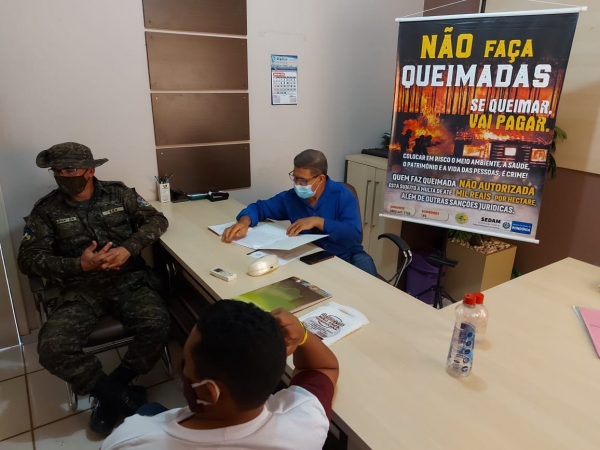 REUNIÃO DA EQUIPE DA COORDENADORIA DE EDUCAÇÃO AMBIENTAL  DA SEDAM E BPA COM O CHEFE DE GABINETE DA PREFEITURA MUNICIPAL DE PARECIS. 