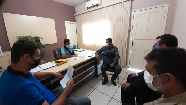 PREFEITO MARCONDES DE CARVALHO RECEBE O PRESIDENTE DA CAERD JOSÉ IRINEU NO GABINETE DA PREFEITURA.